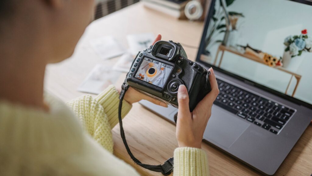 Una reportera revisa sus fotos al transferirlas a la computadora